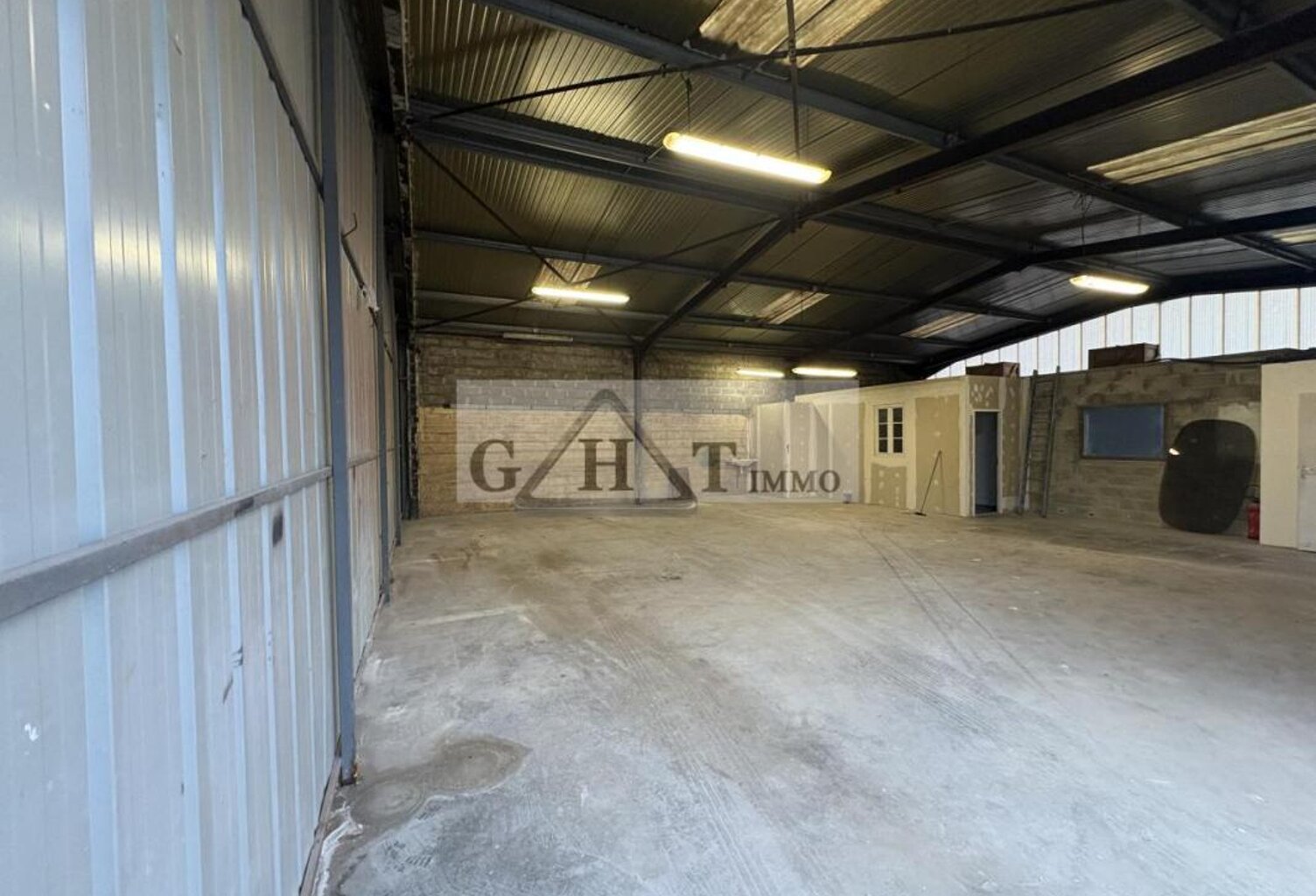 ENTREPOT 284 M² A DAMMARIE LES LYS A LOUER — photo 1