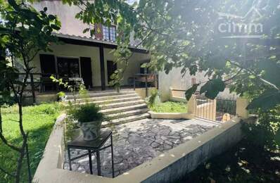 Maison de charme avec un beau jardin — photo du bien
