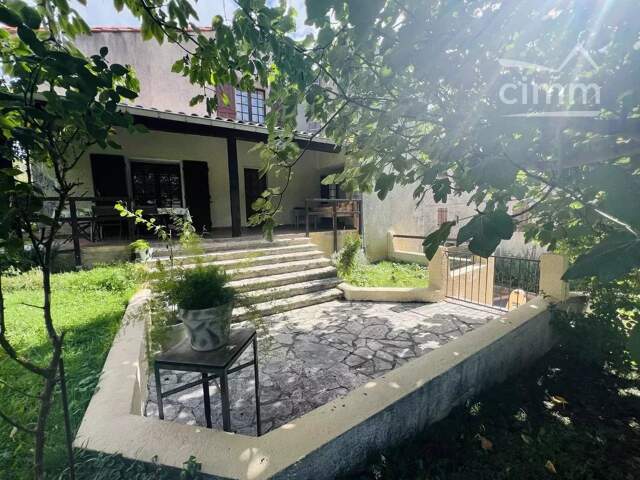 Maison de charme avec un beau jardin — photo du bien