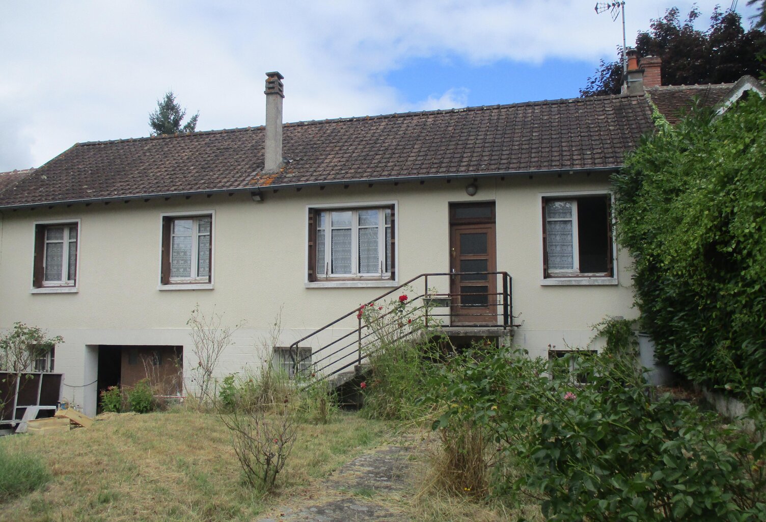 Maison sur sous-sol dans hameau, mitoyenne de chaque côté comprenant : — photo 1