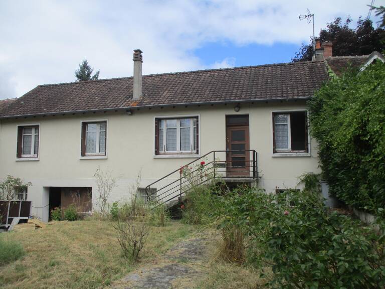 Maison sur sous-sol dans hameau, mitoyenne de chaque côté comprenant : — photo 1