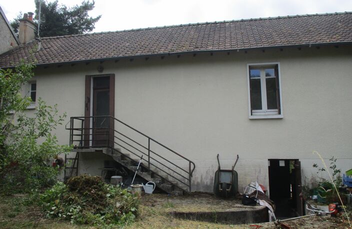 Maison sur sous-sol dans hameau, mitoyenne de chaque côté comprenant : — photo 2