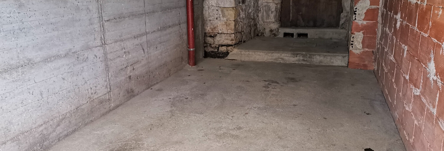 Garage   m² à louer à Saint Geniez d'Olt et d'Aubrac (12130)