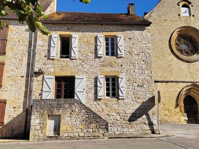 Maison en pierre de 6 pièces principales — photo du bien