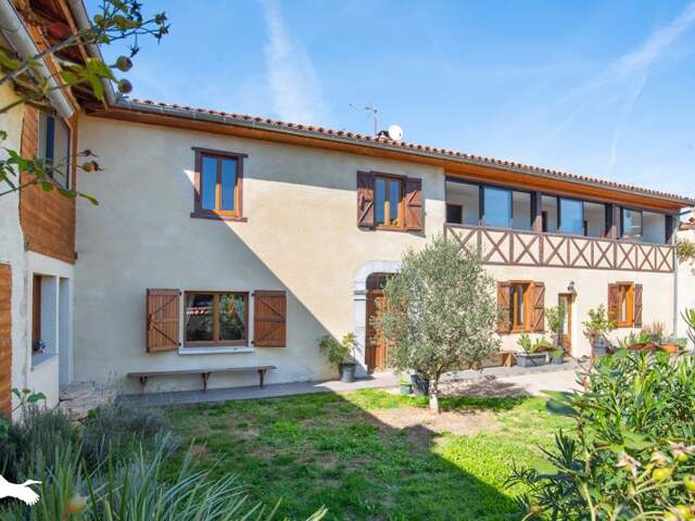 Maison en pierre de 10 pièces principales — photo du bien