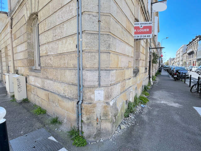 A LOUER LOCAL PROFESSIONNEL OU COMMERCIAL - SECTEUR BORDEAUX CHARTRONS — photo du bien