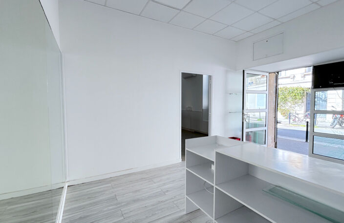 A LOUER LOCAL PROFESSIONNEL OU COMMERCIAL - SECTEUR BORDEAUX CHARTRONS — photo 2