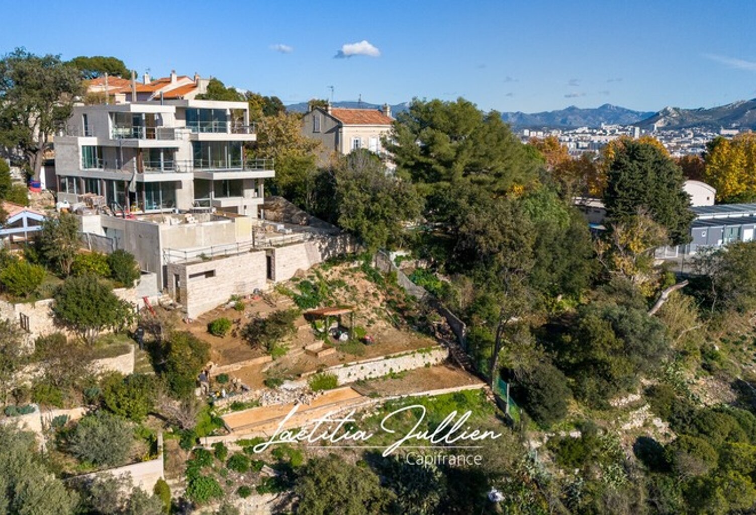 Dpt Bouches du Rhône (13), à vendre MARSEILLE 8EME ARRONDISSEMENT Villa moderne T5 de 250m² - Terrain de 700m² Vue panoramique - Quartier du Carré d'OR - Haut de Périer — photo 1