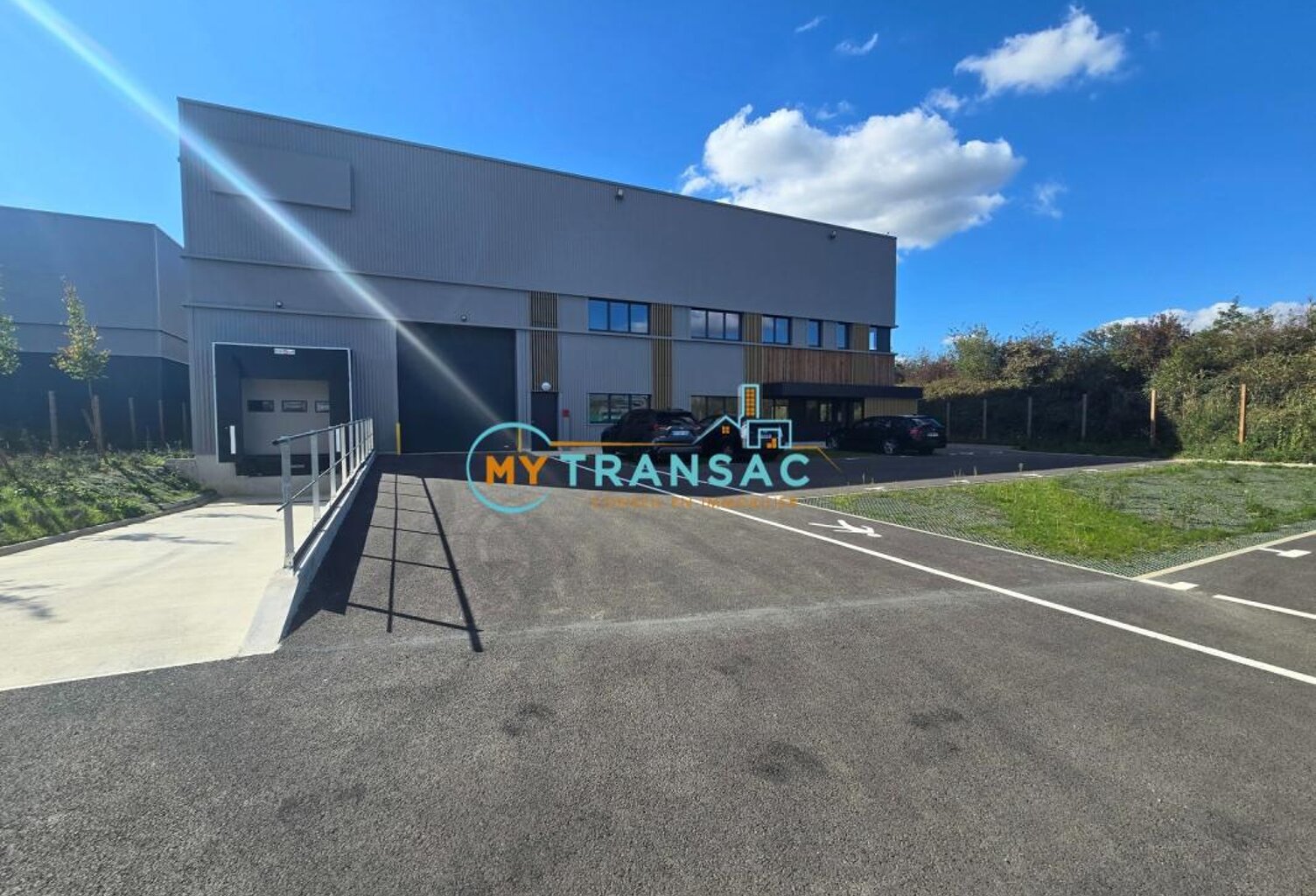 MY TRANSAC vous propose à la vente un bâtiment d'activité indépendant avec bureaux d'accompagnement, porte sectionnel et quai , accès A104 et RER — photo 1