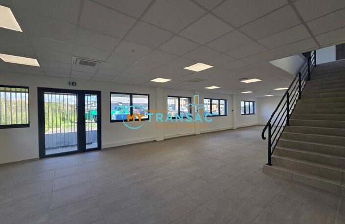 MY TRANSAC vous propose à la vente un bâtiment d'activité indépendant avec bureaux d'accompagnement, porte sectionnel et quai , accès A104 et RER — photo 2