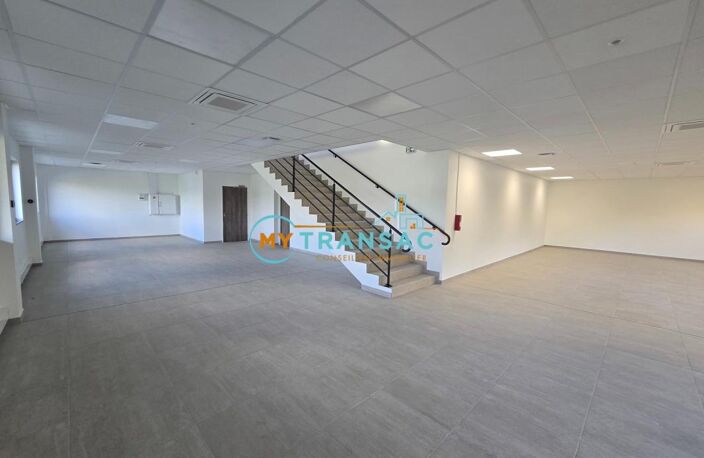 MY TRANSAC vous propose à la vente un bâtiment d'activité indépendant avec bureaux d'accompagnement, porte sectionnel et quai , accès A104 et RER — photo 3