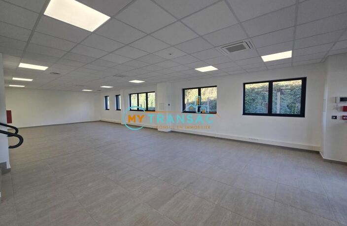 MY TRANSAC vous propose à la vente un bâtiment d'activité indépendant avec bureaux d'accompagnement, porte sectionnel et quai , accès A104 et RER — photo 4