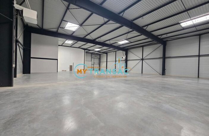 MY TRANSAC vous propose à la vente un bâtiment d'activité indépendant avec bureaux d'accompagnement, porte sectionnel et quai , accès A104 et RER — photo 5