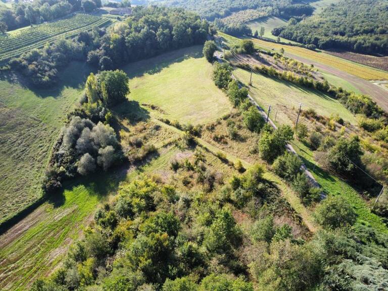 Terrain agricole avec source et lac — photo 1