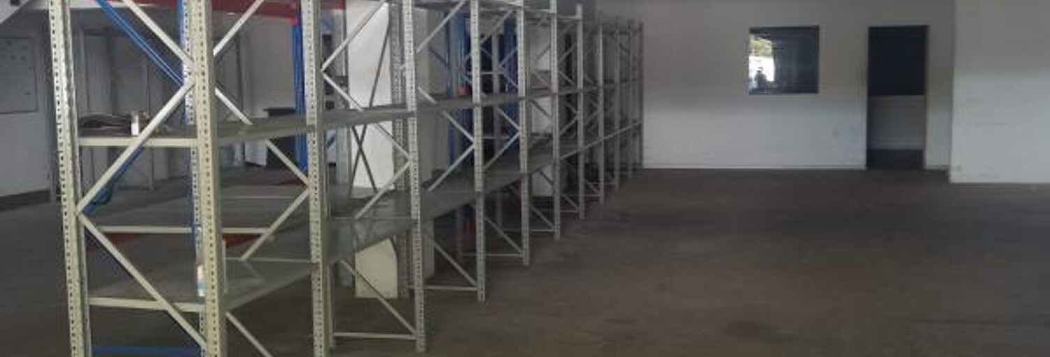 Local industriel  307 m² à louer à Saint-Pierre (97410)