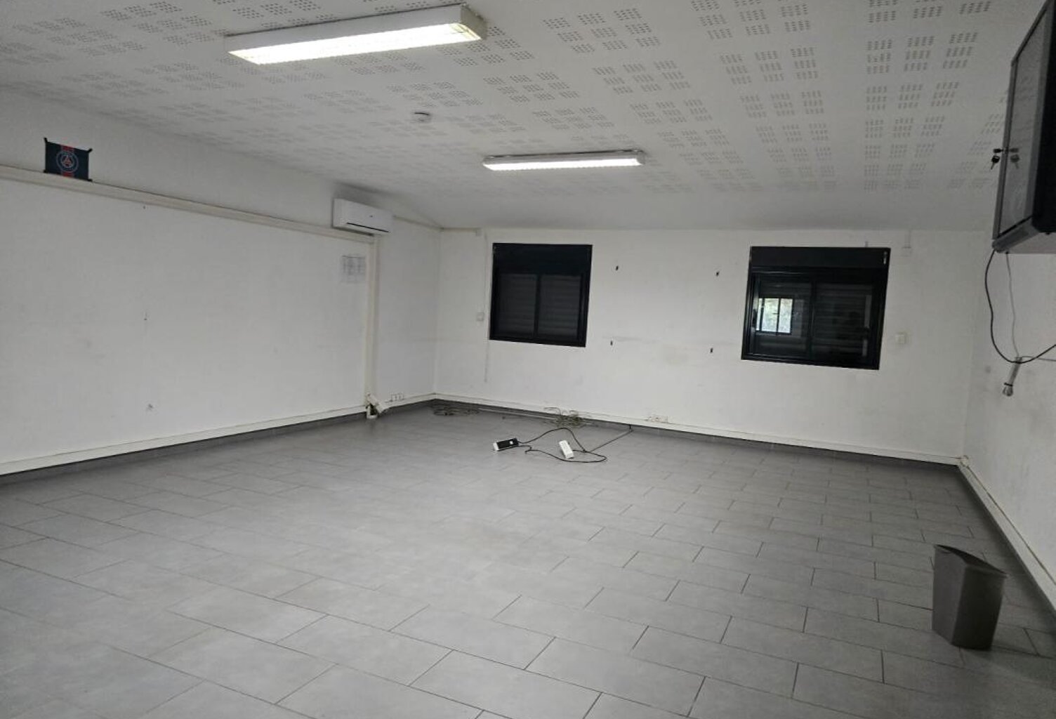 Entrepôt + bureau en ZA "Mon Caprice" à Saint Pierre 97410 — photo 1
