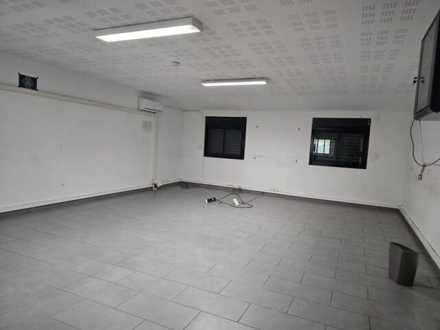 Entrepôt + bureau en ZA "Mon Caprice" à Saint Pierre 97410 — photo du bien
