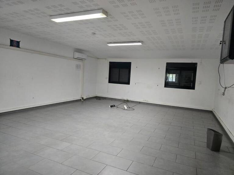 Entrepôt + bureau en ZA "Mon Caprice" à Saint Pierre 97410 — photo 1