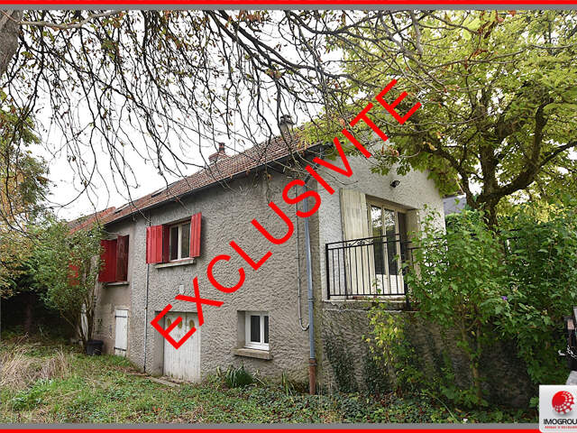 cette maison à rénover entièrement, offrant de belles possibilités d'aménagement et de personnalisation : — photo du bien