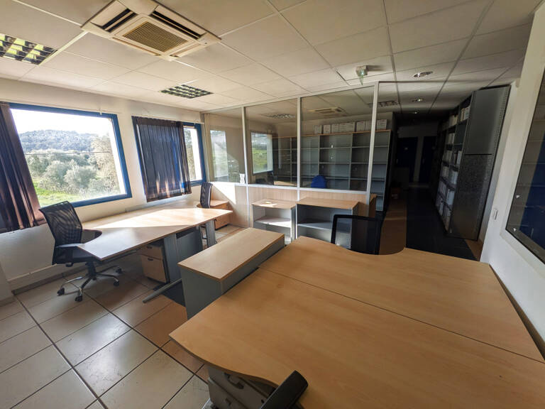 BUREAUX 177 m2 - 6 Places de Stationnement - ZI LES PLAYES - — photo 1