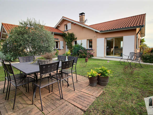 Belle villa traditionnelle de 217m2 habitables sur une parce — photo du bien