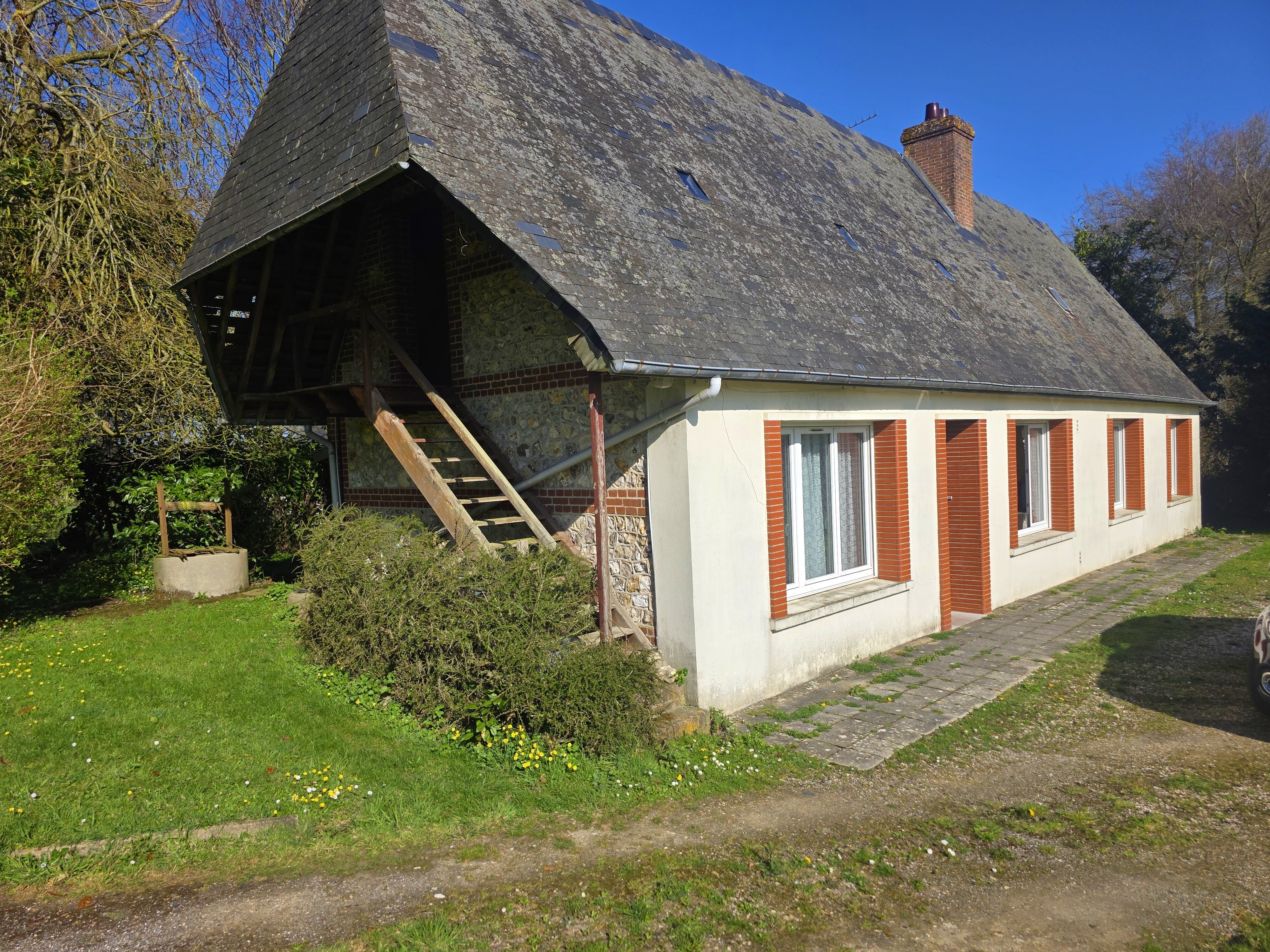 A la campagne longère de caractère avec bâtiment en colombages