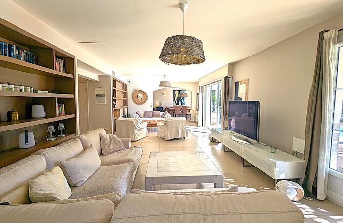 MAGNIFIQUE VILLA 5 PIÈCES DE 225 M² AVEC PISCINE — photo 2