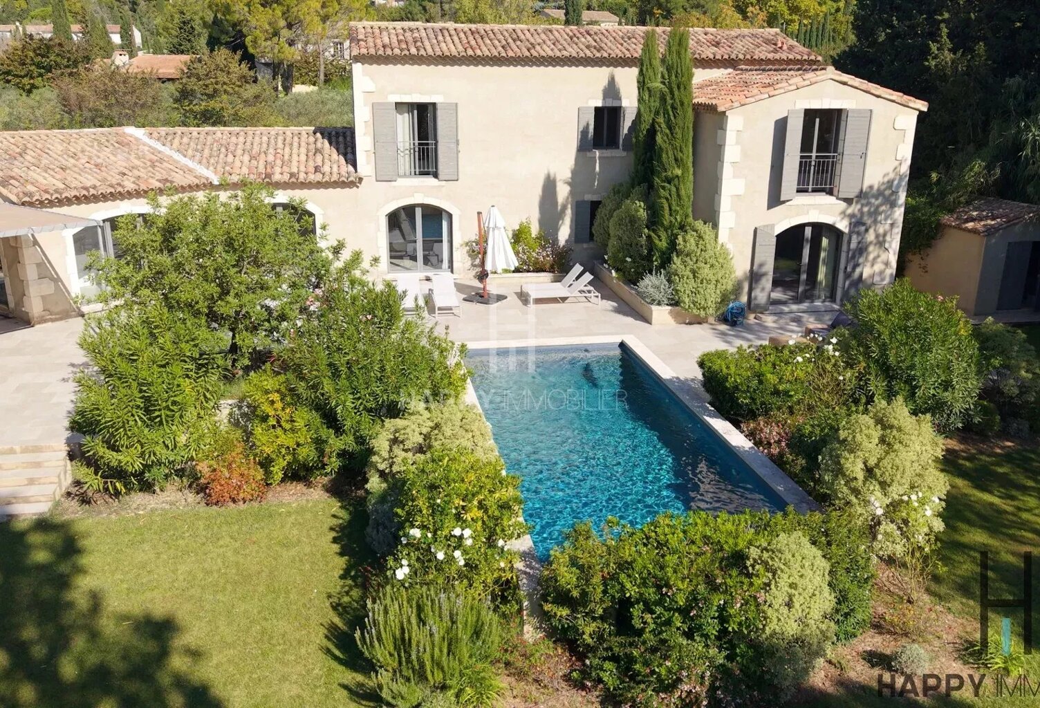 Maison contemporaine avec piscine et parc arboré, — photo 1