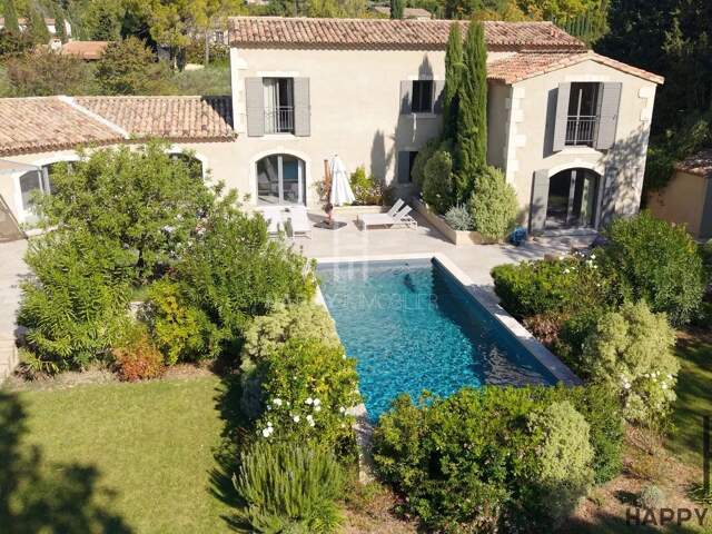 Maison contemporaine avec piscine et parc arboré, — photo du bien