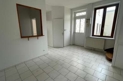 Maison  890 €