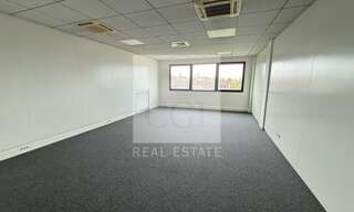 Bureau  910 m² à louer à Saint-Priest (69800)