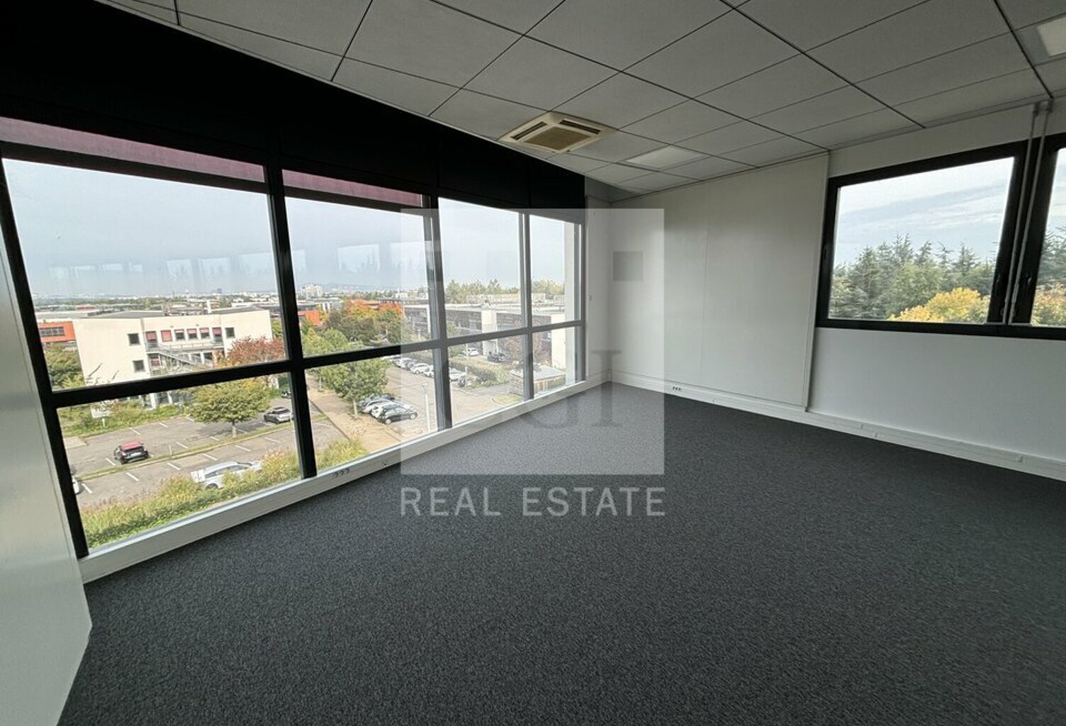 BUREAUX à LOUER — photo 1