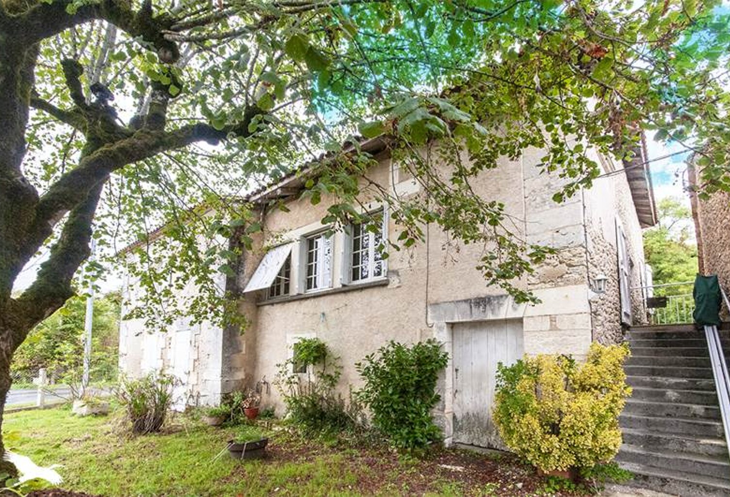 Maison en pierre de 4 pièces principales — photo 1