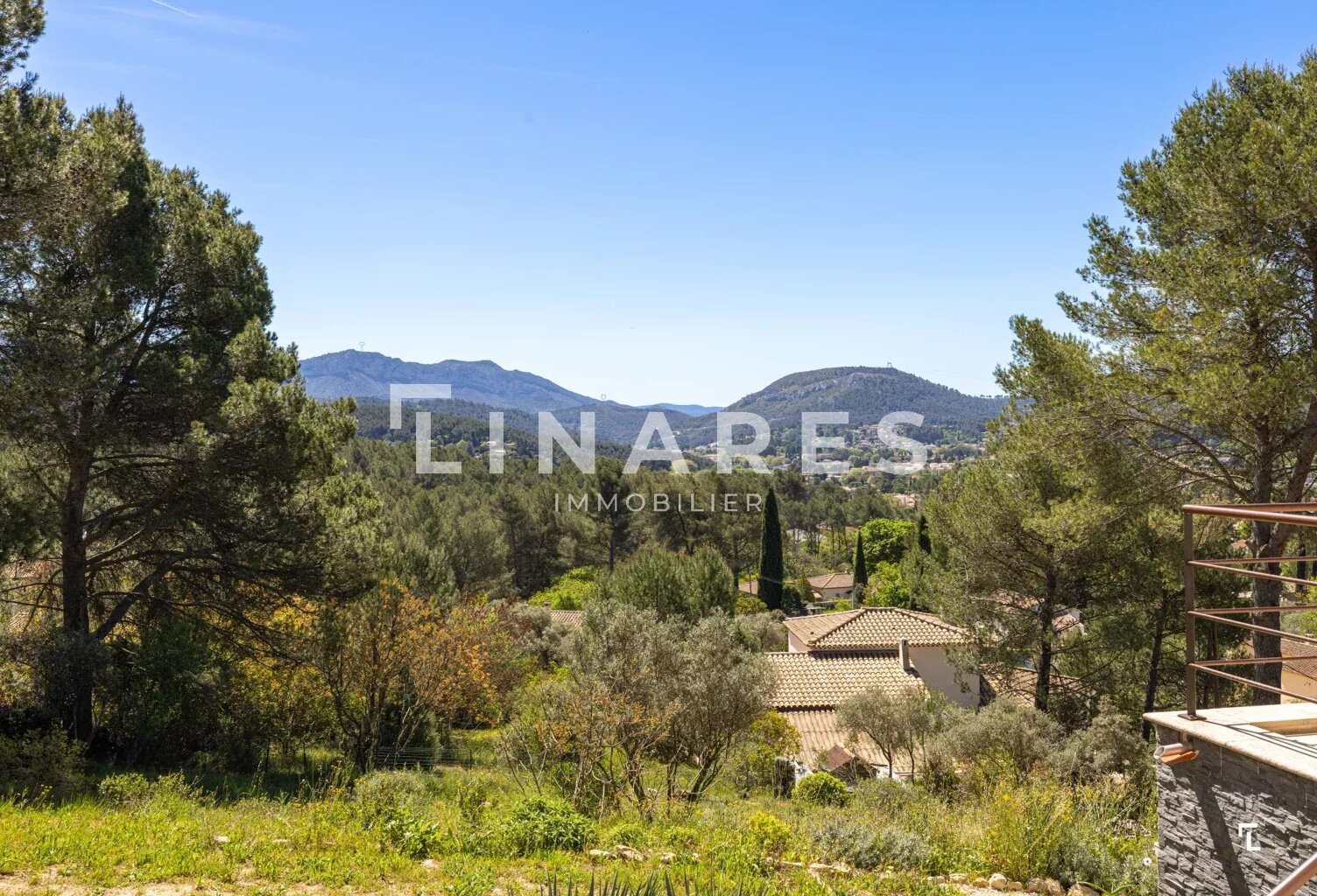 LA DOMINANTE - Villa T6 de 215m² - Terrain 4000m² - 13720 LA BOU — photo 1