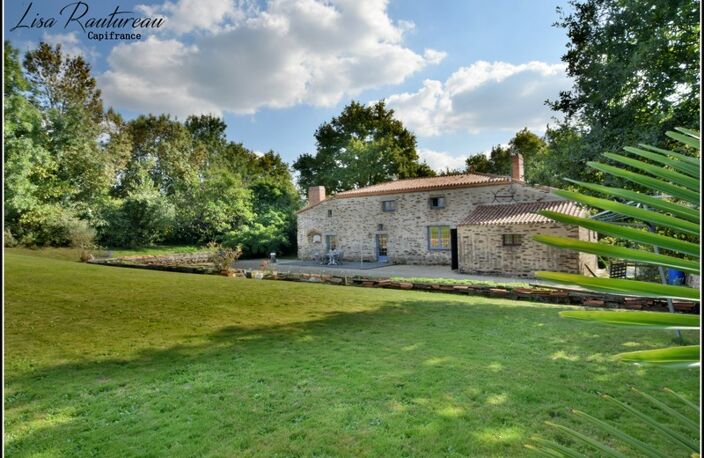 Domaine d'exception - CHAVAGNES EN PAILLERS (85) - 2 maisons d'habitations ainsi que 2 gîtes avec piscine — photo 4
