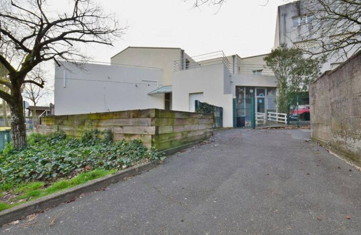 INVESTISSEMENT PATRIMONIAL D’EXCEPTION – IMMEUBLE MIXTE – BÈGLES CŒUR DE VILLE — photo 2