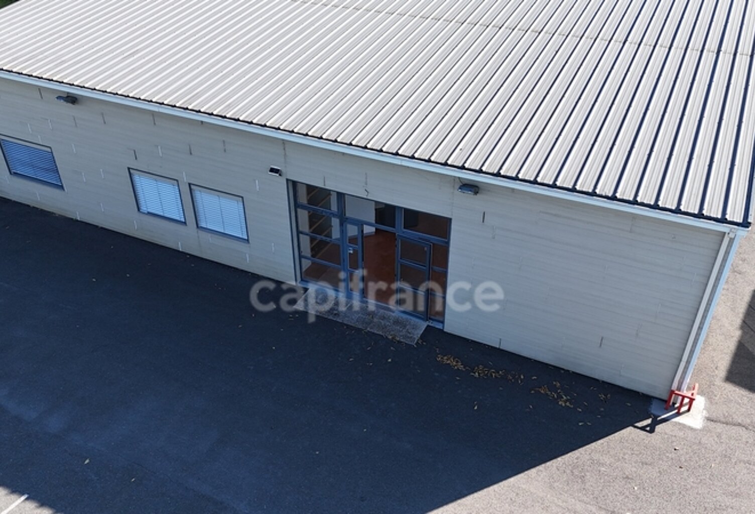 Local commercial de 250 m² avec grande visibilité zone commerciale N°1 – Chasseneuil-du-Poitou (86360) — photo 1