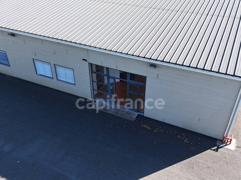Local commercial de 250 m² avec grande visibilité zone commerciale N°1 – Chasseneuil-du-Poitou (86360) — photo 1