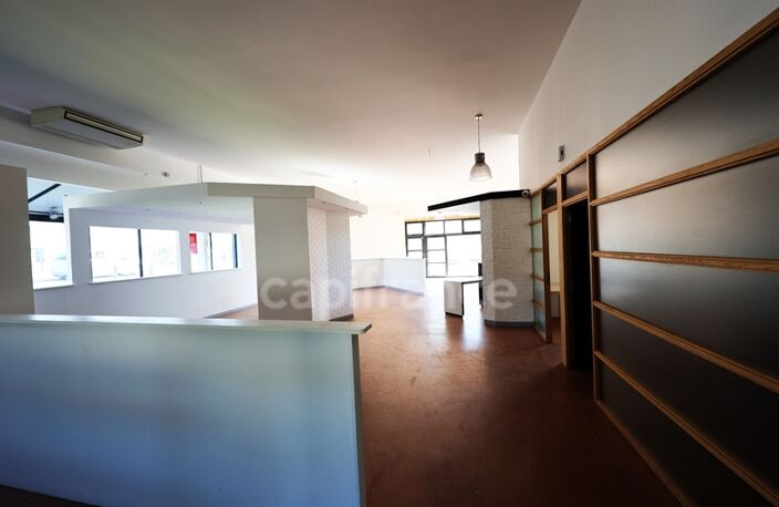 Local commercial de 250 m² avec grande visibilité zone commerciale N°1 – Chasseneuil-du-Poitou (86360) — photo 4