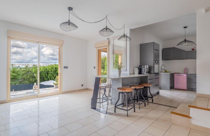 69110 SAINT FOY LES LYON - MAISON + APPARTEMENT INDEPENDANT- PISCINE - GARAGE - JARDIN - VUE PANORAMIQUE - PROCHE DES COMMODITES - CALME — photo 4