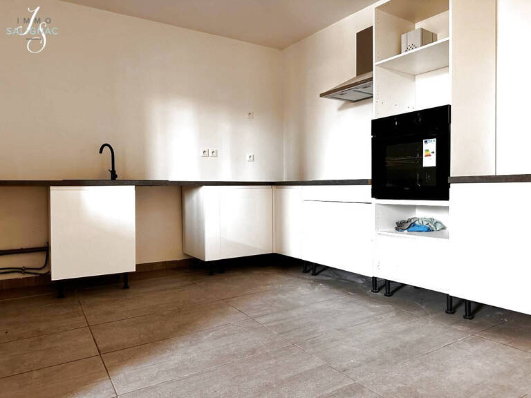 Appartement de type T3 refait à neuf en centre ville de Bour — photo 1