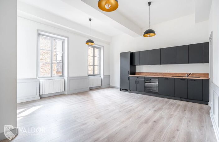 Situé en hypercentre de Villefranche, au deuxième étage d’une petite copropriété pleine de charme. — photo 3