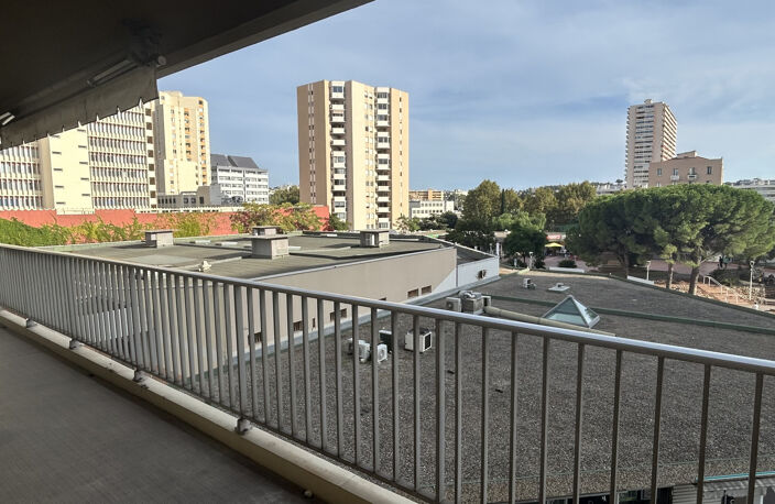 La Rode - Champ  de Mars Beau T5 Terrasse avec 4 chambres Parking et cave. — photo 2