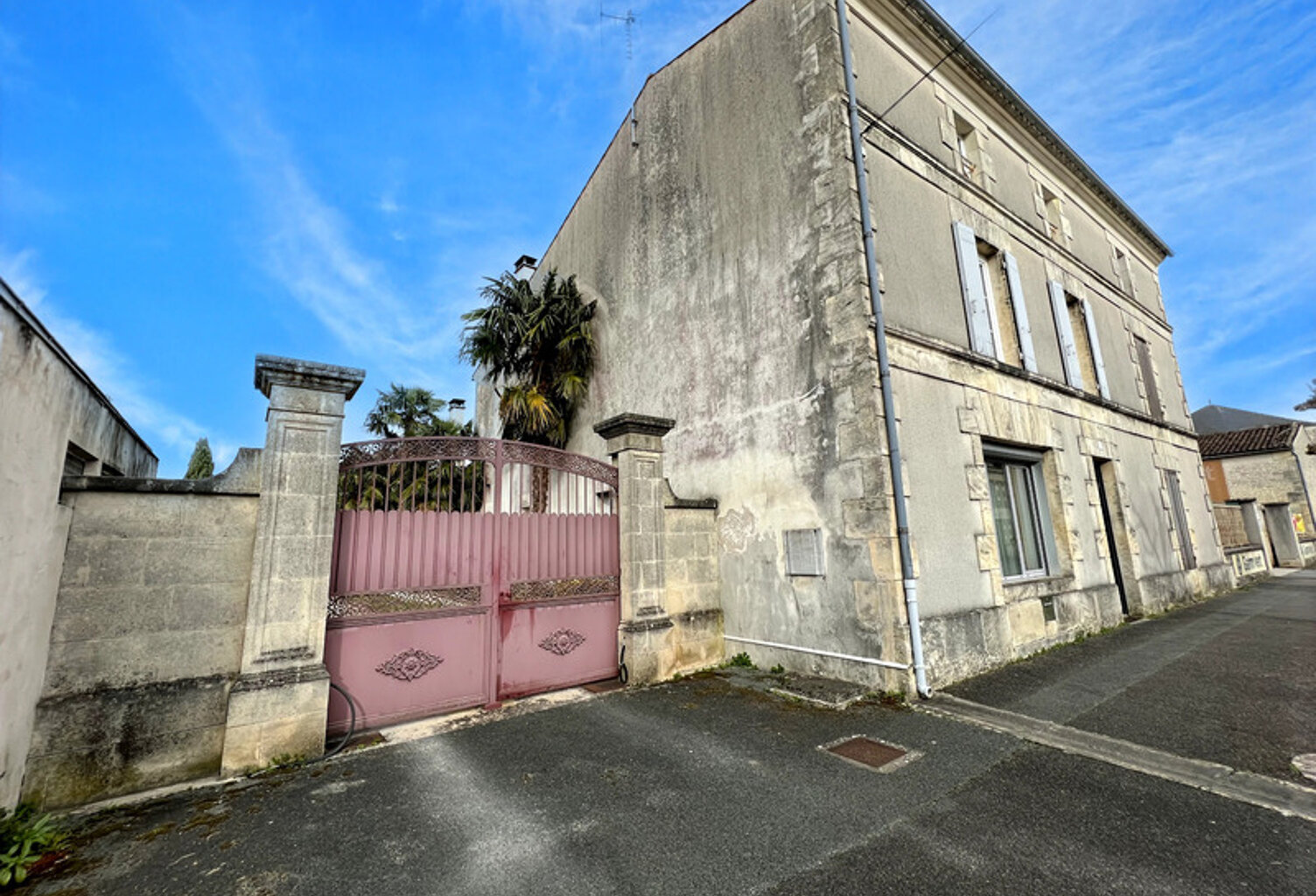 A VENDRE CENTRE MATHA MAISON EN PIERRE AVEC TERRAIN CLOS ET GARAGE — photo 1