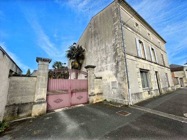A VENDRE CENTRE MATHA MAISON EN PIERRE AVEC TERRAIN CLOS ET GARAGE — photo du bien