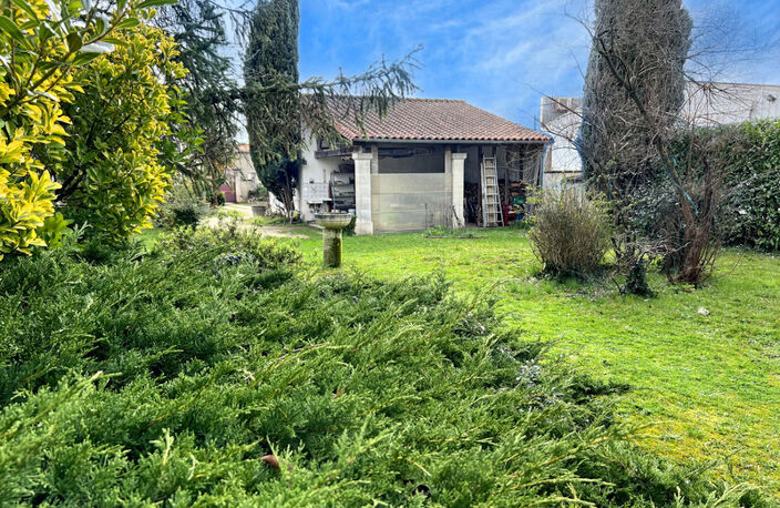 A VENDRE CENTRE MATHA MAISON EN PIERRE AVEC TERRAIN CLOS ET GARAGE — photo 2