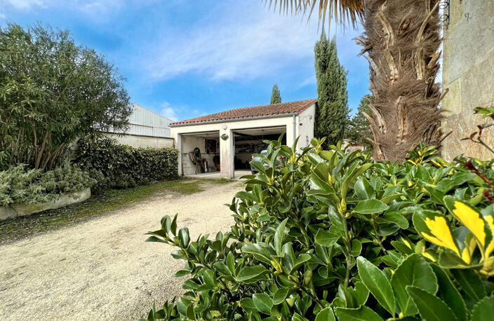 A VENDRE CENTRE MATHA MAISON EN PIERRE AVEC TERRAIN CLOS ET GARAGE — photo 3
