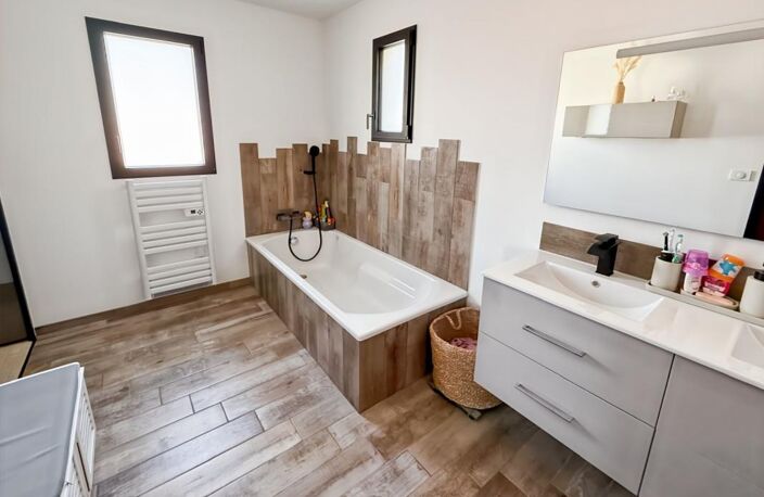 VILLA CONTEMPORAINE HAUT DE GAMME EN HYPER-CENTRE DE LA JARRIE — photo 5