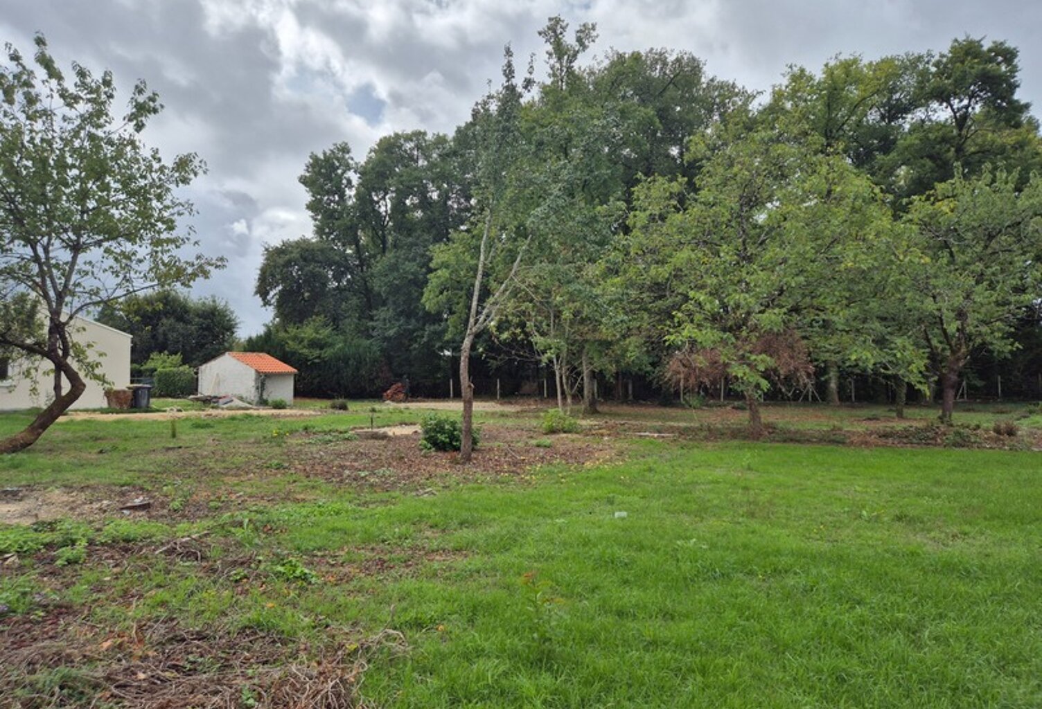 Beau terrain clos de 1600 m2, secteur calme, proche commerces et transport — photo 1