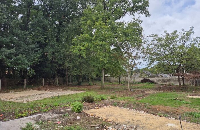 Beau terrain clos de 1600 m2, secteur calme, proche commerces et transport — photo 2